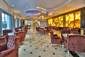 8 間餐廳,供應早餐、午餐和晚餐,土耳其料理