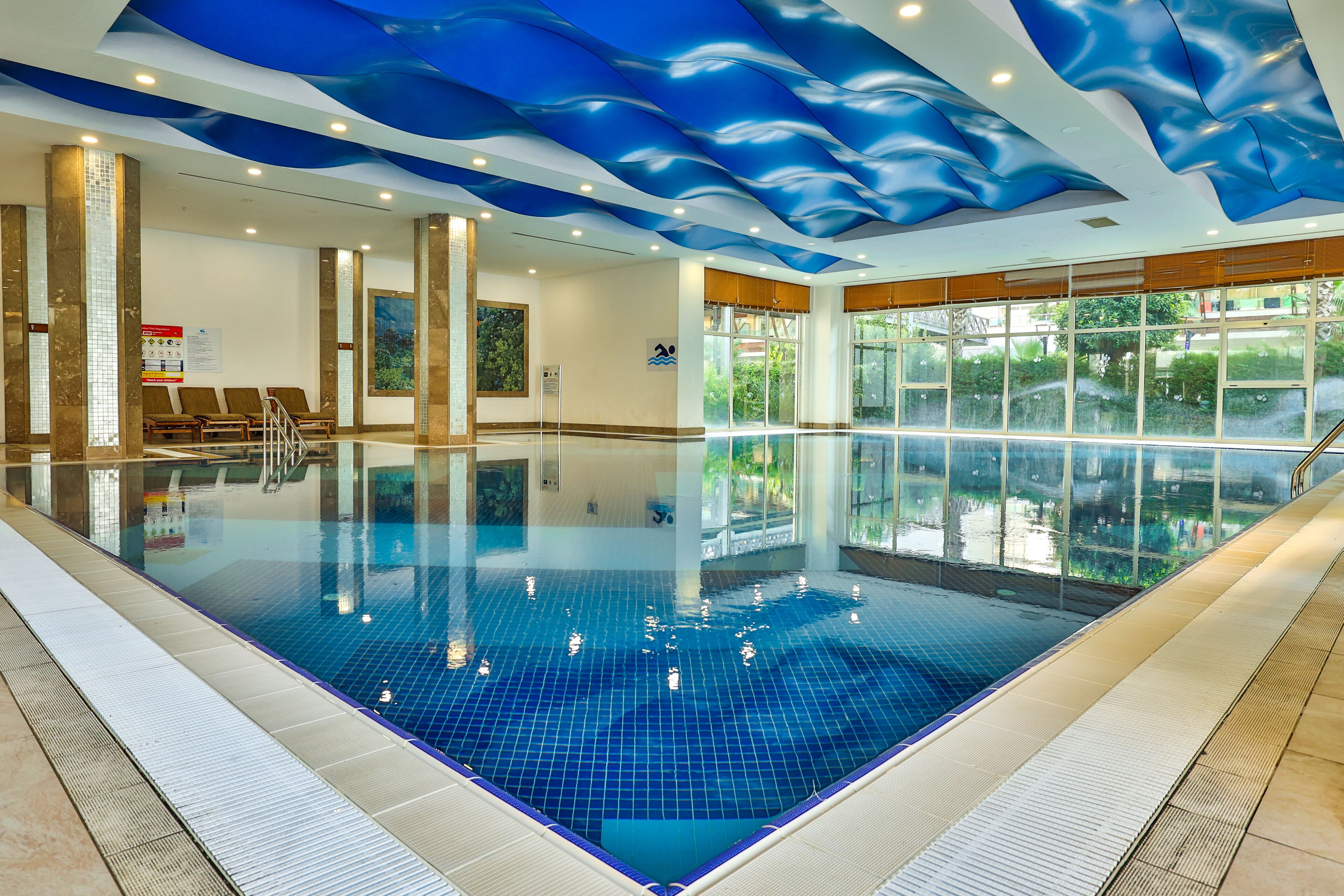 Hồ bơi trong nhà, 3 hồ bơi ngoài trời, dù/ô trên bãi biển/hồ bơi 