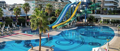 Kolam renang indoor dan 3 kolam renang outdoor