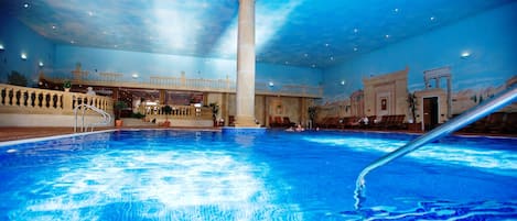 Piscina interna, espreguiçadeiras