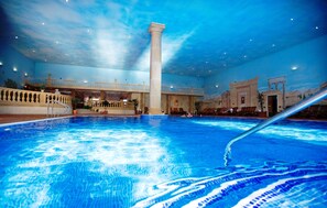 Una piscina interior con vista despejada del techo y detalles arquitectónicos.