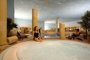 俱乐部双人房 | 泳池 | 室内游泳池，日光浴躺椅