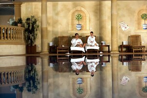 俱乐部双人房 | 泳池 | 室内游泳池，日光浴躺椅