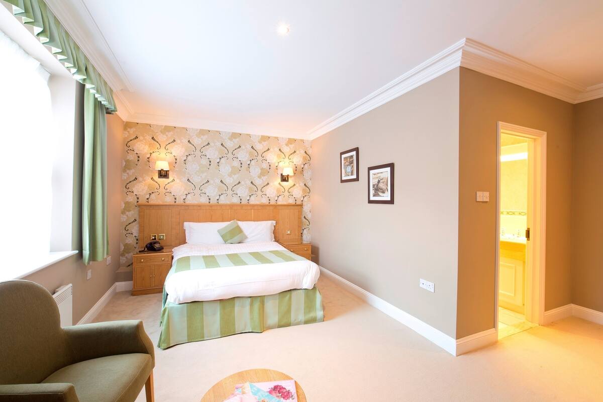 In-room safe, desk, iron/ironing board, free WiFi