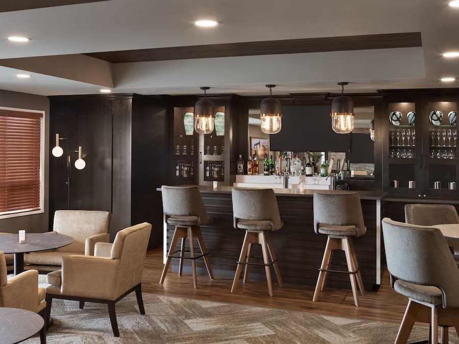 Tilbyder morgenmad, middag og Happy Hour