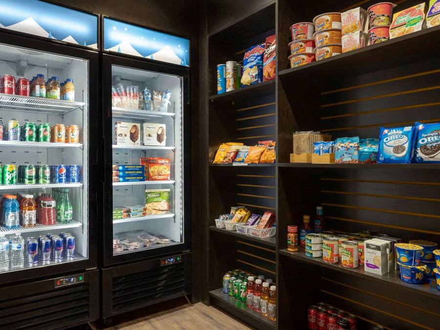 Een gekoeld drankgedeelte met verschillende dranken en snacks.