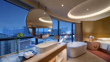 Club Studio Non-Smoking King | Bathroom | Shower, hydromassage showerhead, free toiletries, hair dryer