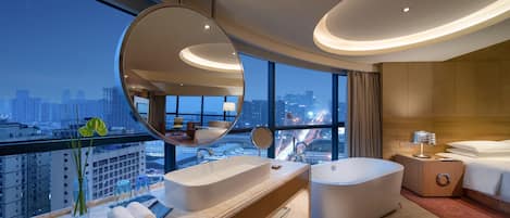 Suite estudio Club, 1 cama de matrimonio grande | Baño | Ducha y cabezal de ducha con hidromasaje