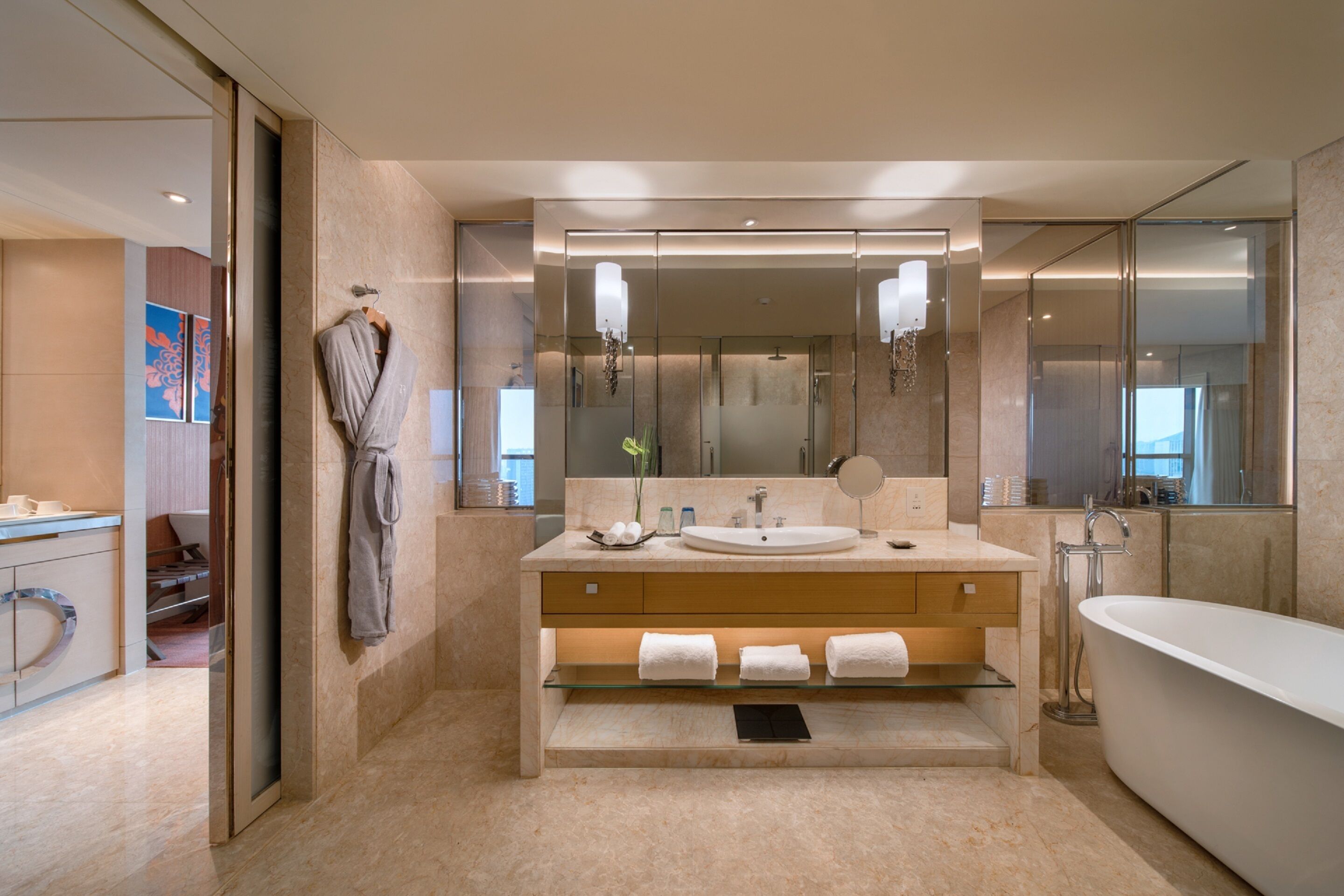 grand club non-smoking king | bathroom | shower, hydromassage showerhead, free toiletries, hair dryer
