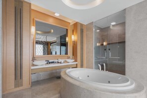 CEO Suite | Bathroom | Shower, hydromassage showerhead, free toiletries, hair dryer - Renaissance Chengdu Hotel (Chengdu)