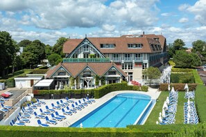 Kauden mukainen ulkouima-allas