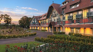 Exterior - Renaissance Paris Hippodrome De St. Cloud Hotel (Rueil-Malmaison)