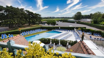 Una piscina al aire libre de temporada