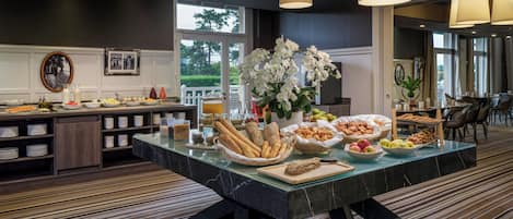 Petit déjeuner buffet (25 EUR par personne)