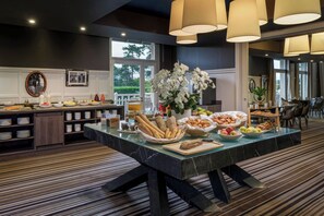 Daily buffet breakfast for a fee - Renaissance Paris Hippodrome De St. Cloud Hotel (Rueil-Malmaison)