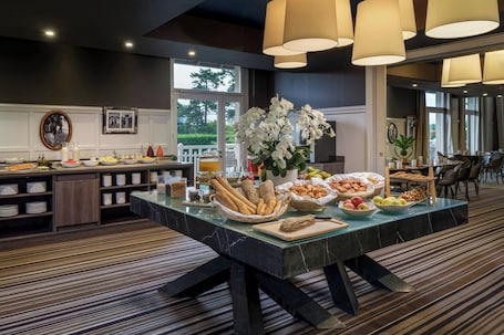Desayuno buffet (EUR 25 por persona)