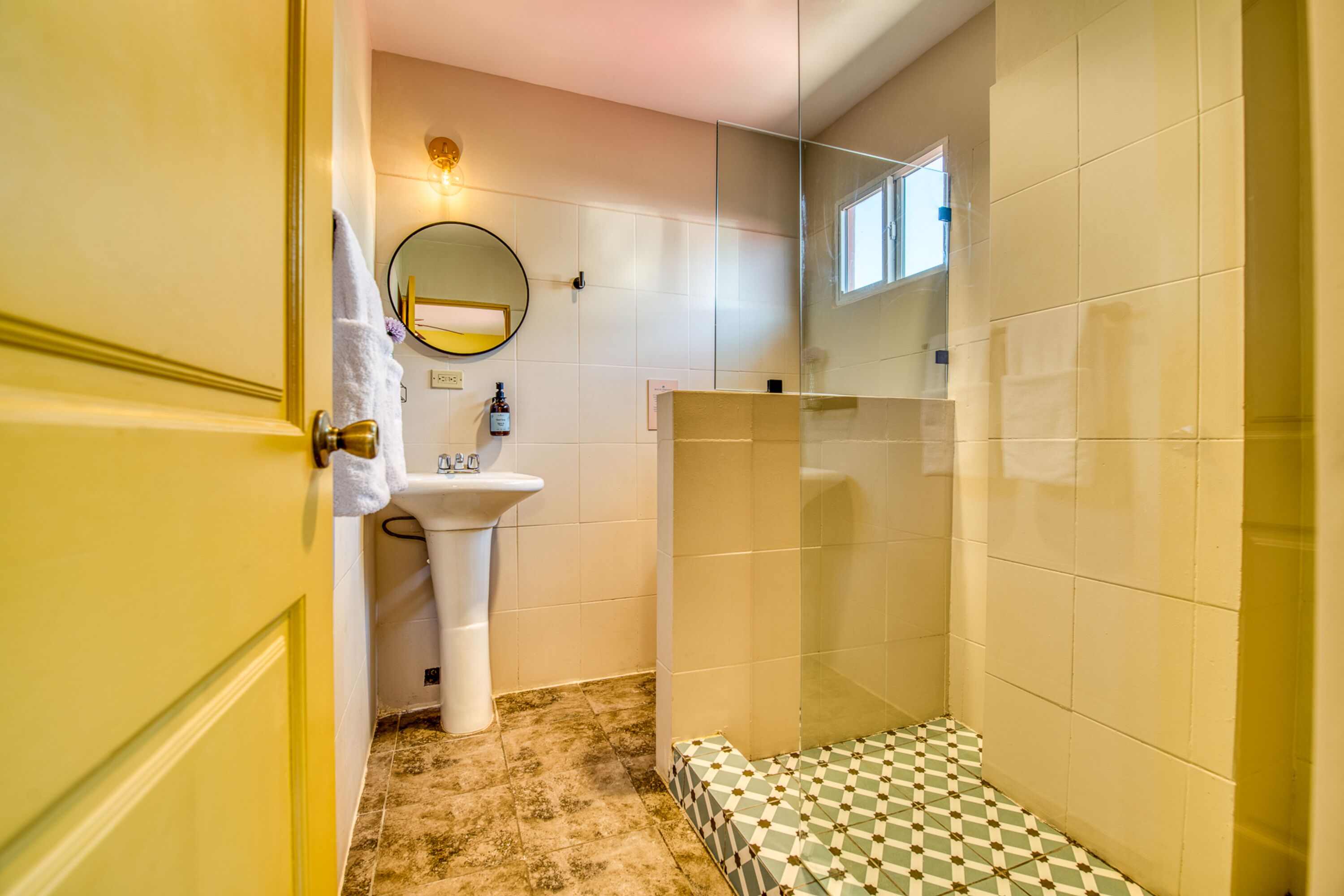 family queen | bathroom | shower, free toiletries, towels