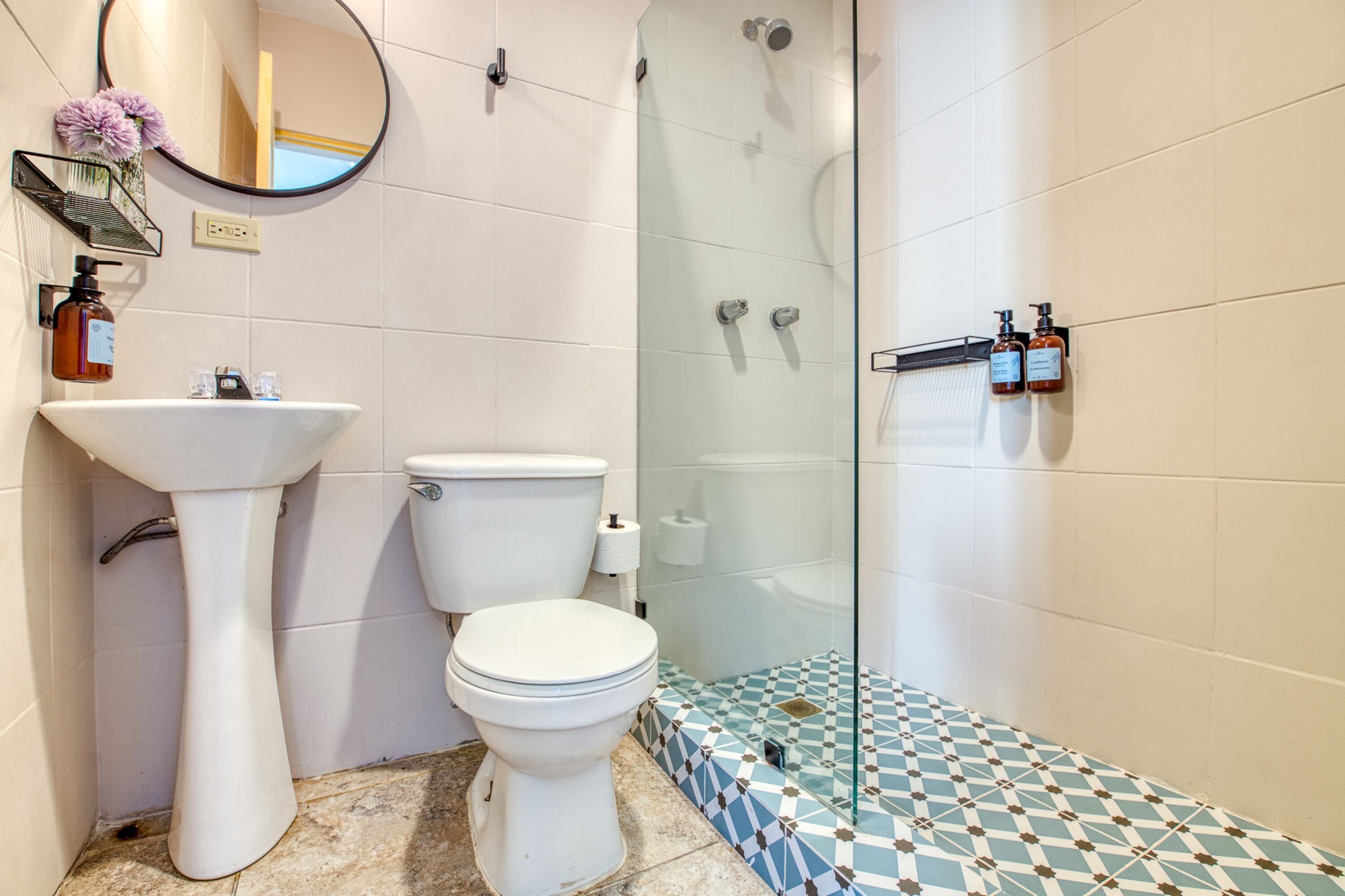 friends & family room | bathroom | shower, free toiletries, towels