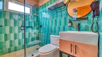 Einzelzimmer | Badezimmer | Dusche, kostenlose Toilettenartikel, Handtücher