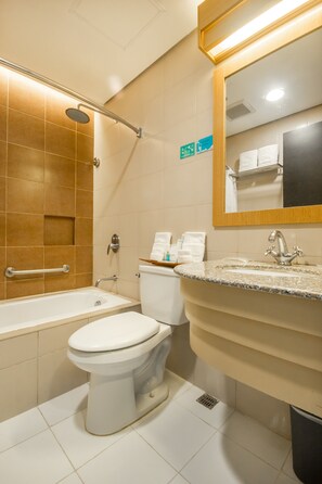Suite, 1 llit de matrimoni i sofà llit, no fumadors | Bany | Articles de tocador gratuïts, assecador de cabells, sabatilles i bidet 