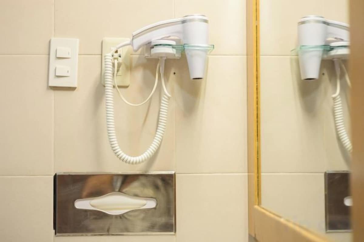 Articles de toilette gratuits, sèche-cheveux, chaussons, bidet