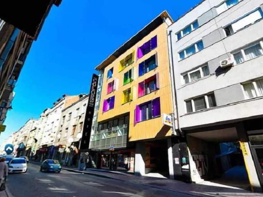 Ein mehrstöckiges Gebäude mit modernem Design, große Fenster und eine flache Fassade.
