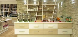 Uma cozinha com bancada exibindo diversos alimentos e utensílios.