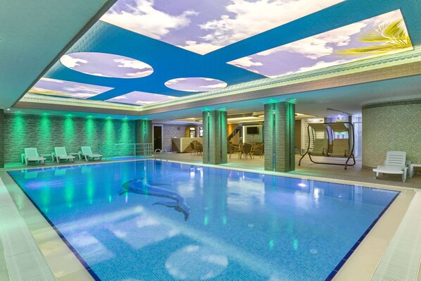 室内游泳池,09:00 至 22:30 开放,日光浴躺椅