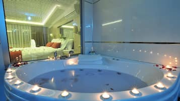 Suite, 1 très grand lit | Baignoire à jets