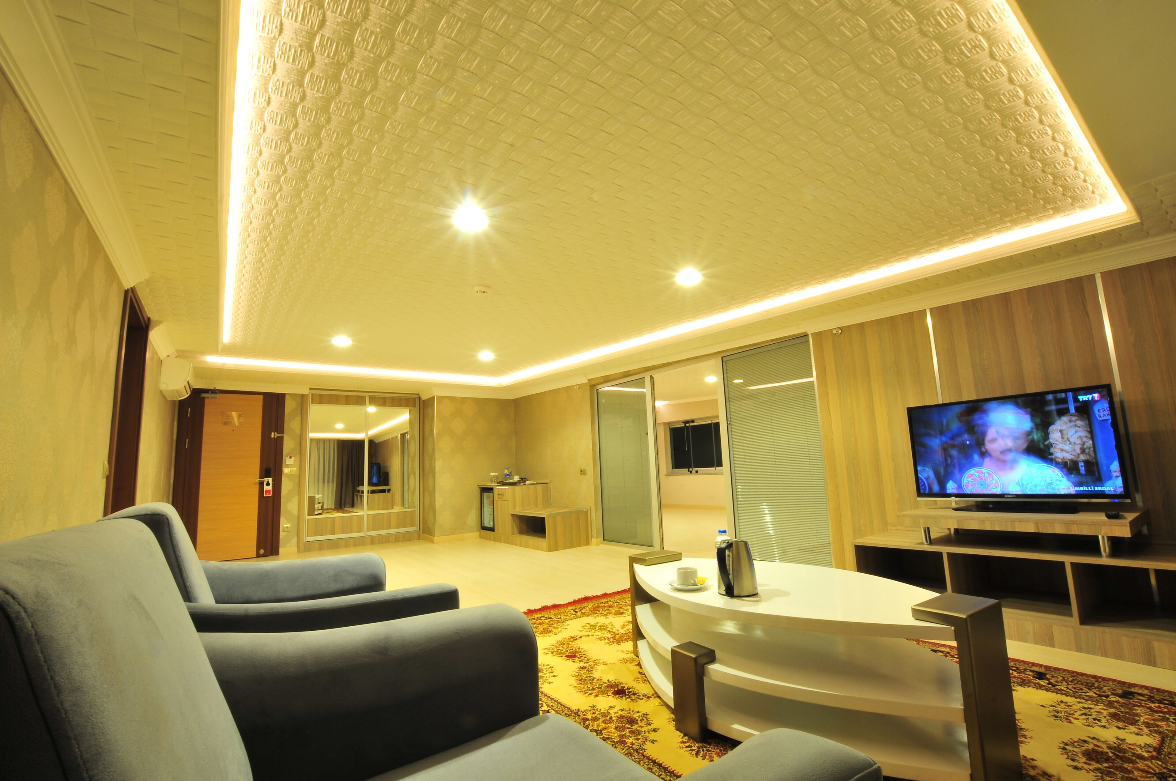 suite, 1 king bed | living area | 39-inch lcd tv with satellite channels, tv, heated floors