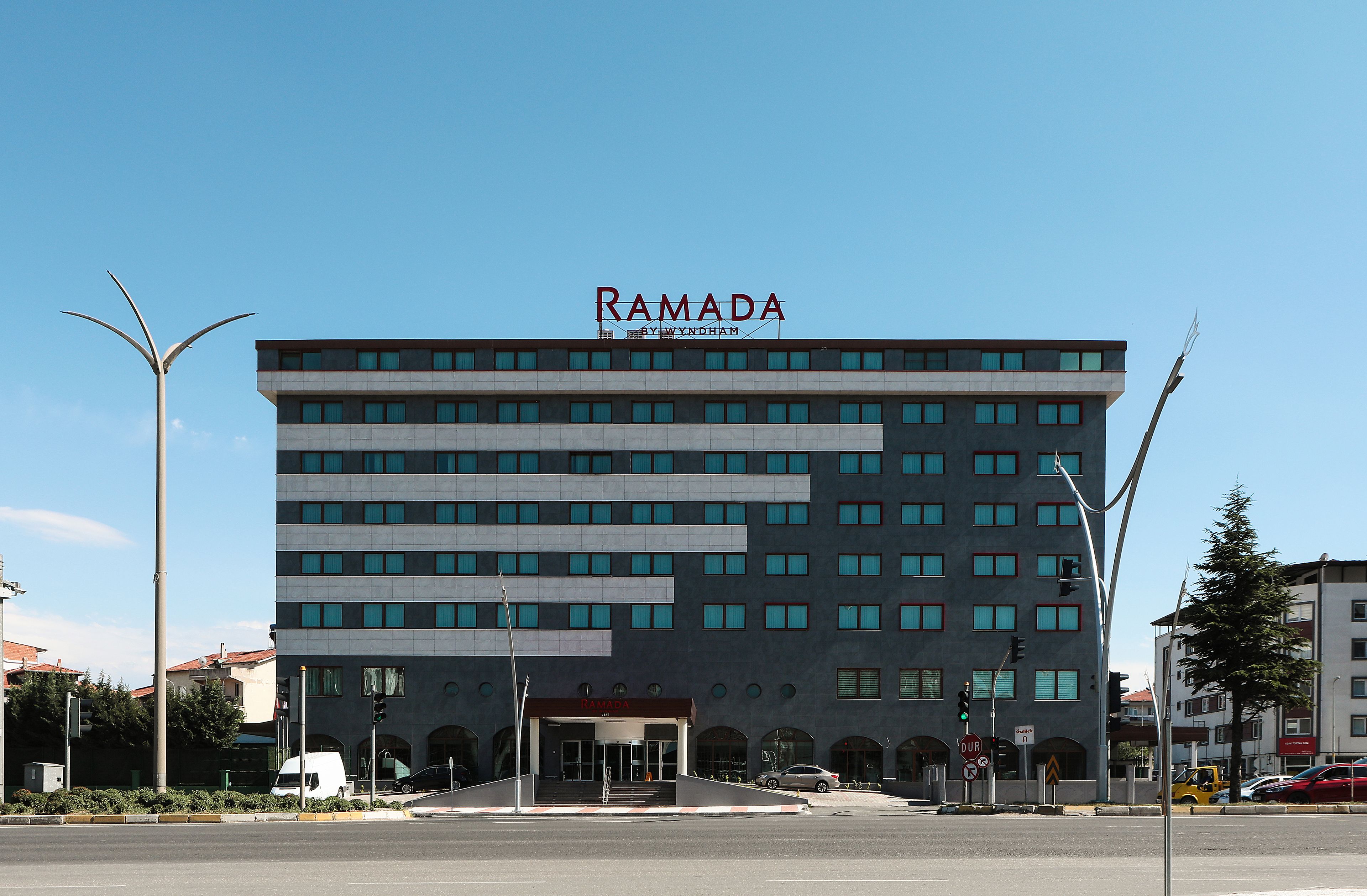 Moderni rakennus, jonka julkisivussa on selkeästi näkyvissä nimi »RAMADA».