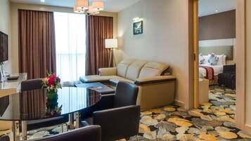 Executive Studio Suite, 1 King Bed | Living area