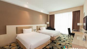 Minibar, caja de seguridad en la habitación y escritorio