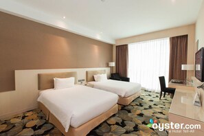 Minibar, in-room safe, desk, laptop workspace - Imperial Hotel Kuching (Kuching)