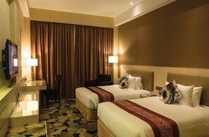 Minibar, in-room safe, desk, laptop workspace - Imperial Hotel Kuching (Kuching)