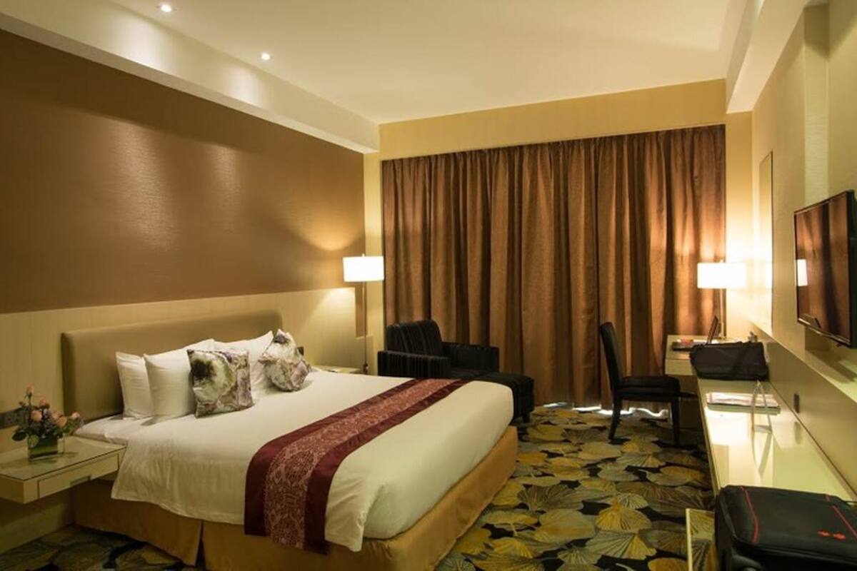 executive room | minibar, in-room safe, desk, laptop workspace
