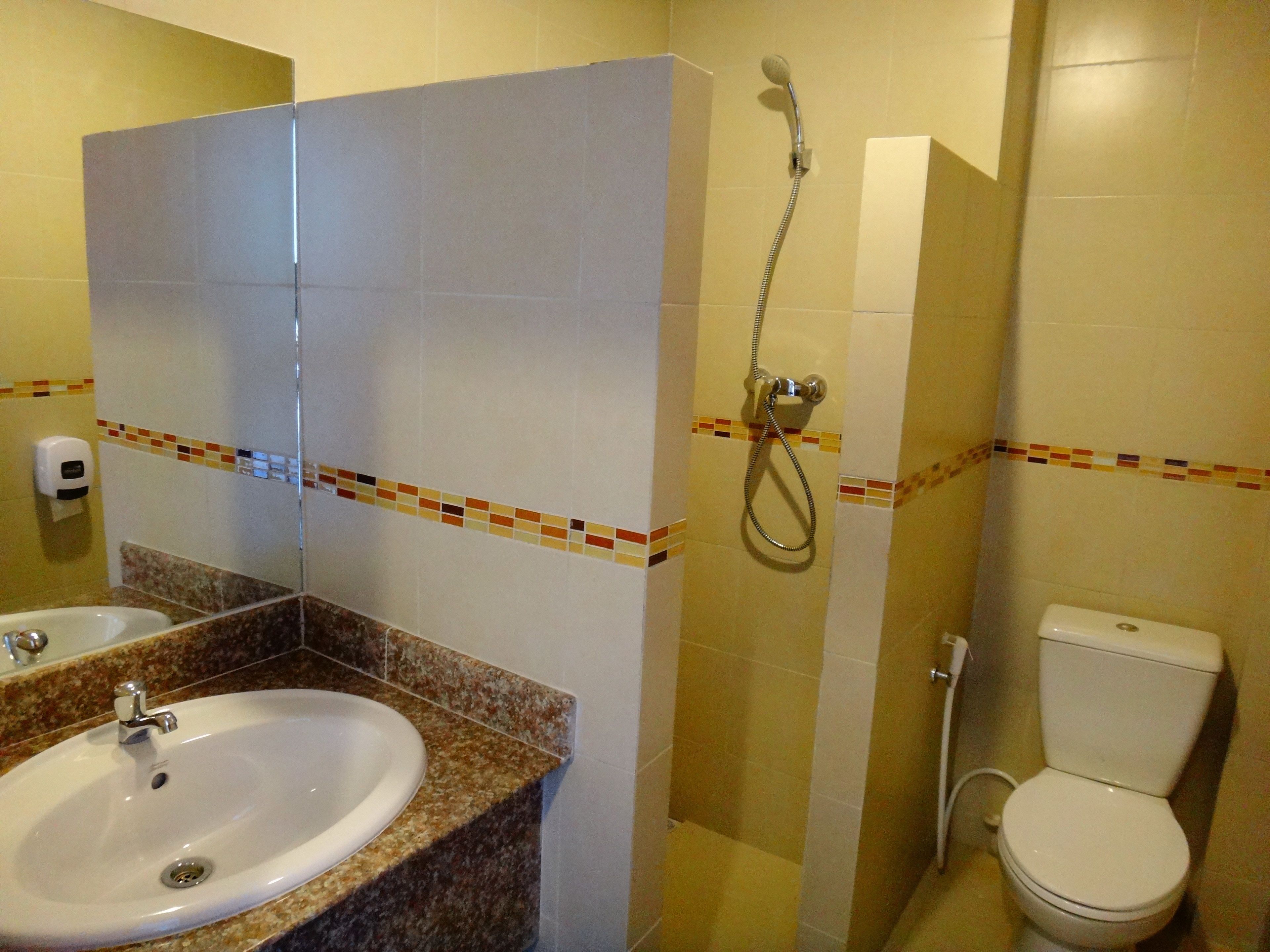superior twin room with balcony | bathroom | towels