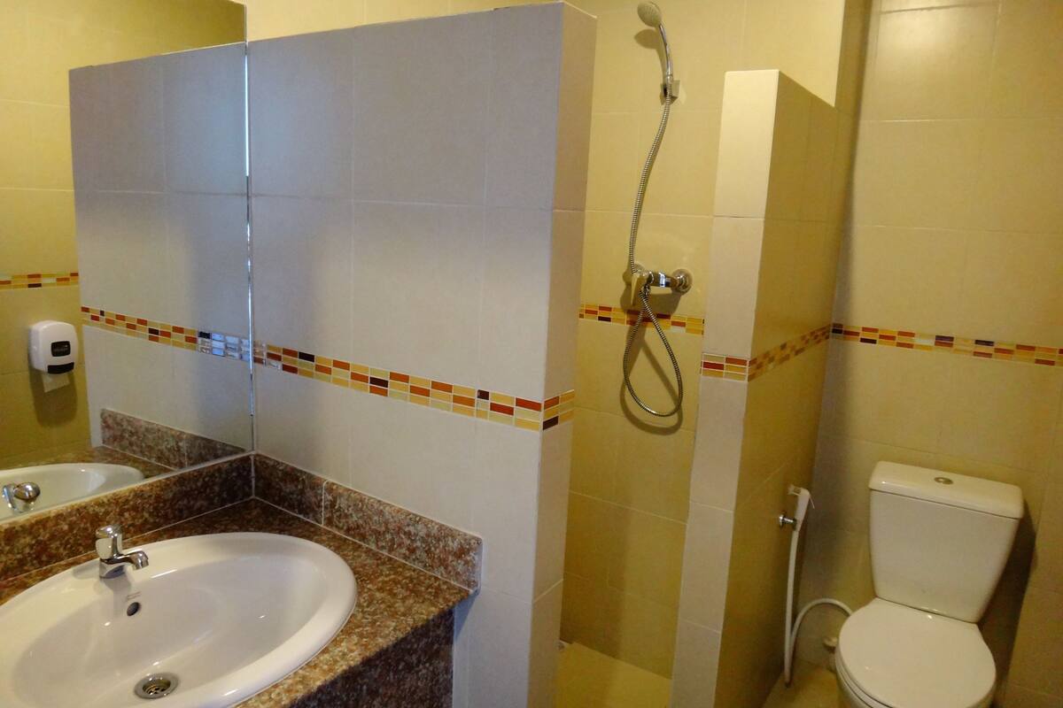 superior twin room with balcony | bathroom | towels