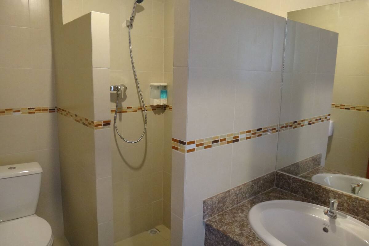 quadruple room  | bathroom | towels