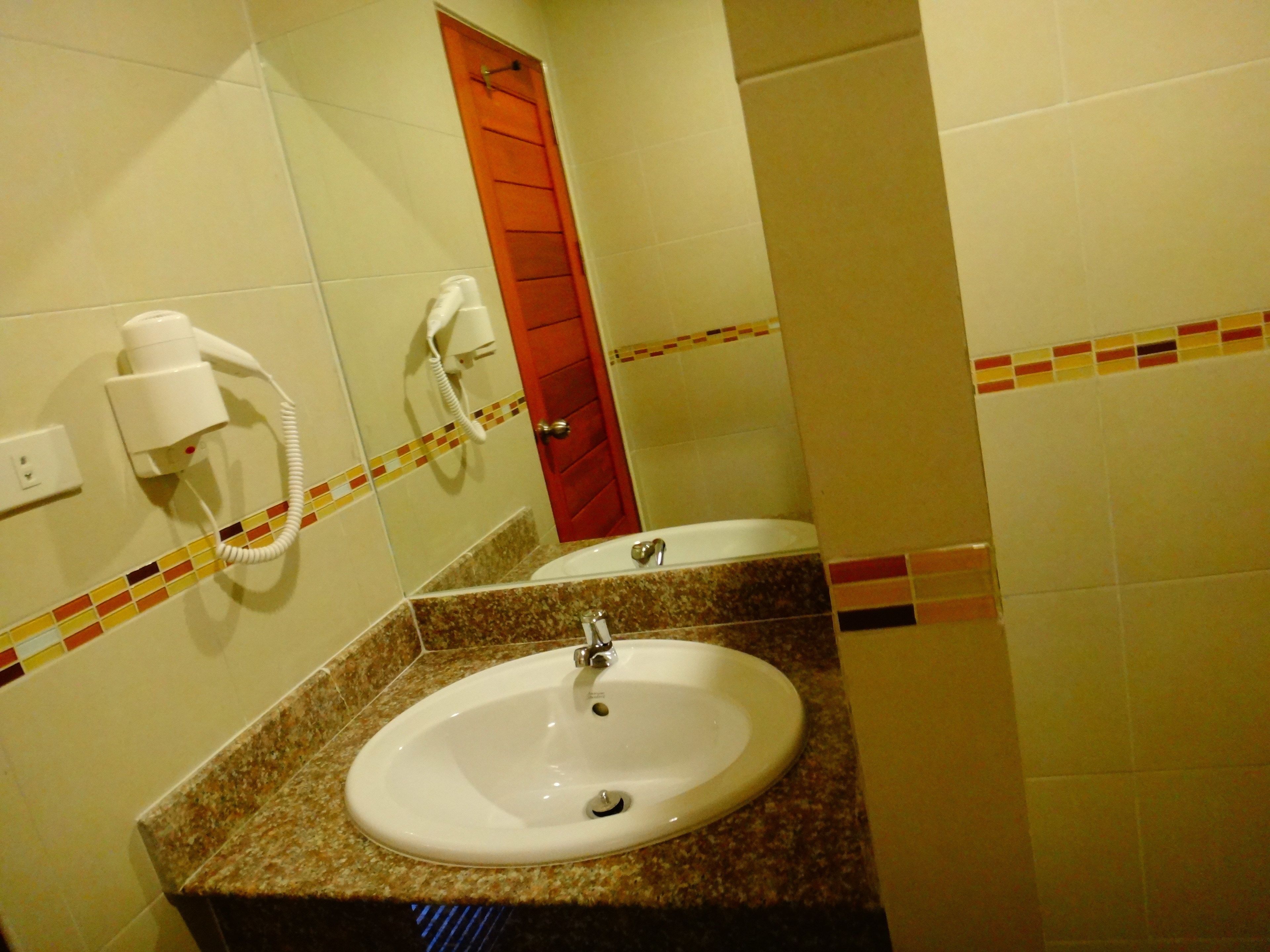 superior double room with balcony | bathroom | towels