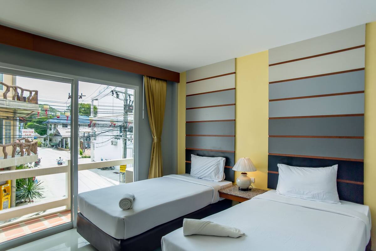superior twin room with balcony | free wifi, bed sheets