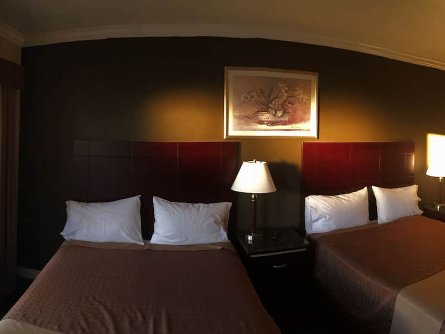 Kahden hengen huone, 2 keskisuurta parisänkyä | Työpöytä, silitysrauta/-lauta, ilmainen Wi-Fi, vuodevaatteet