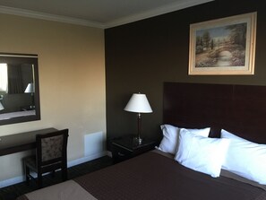 Habitación, 1 cama de matrimonio | Escritorio, tabla de planchar con plancha, wifi gratis y ropa de cama