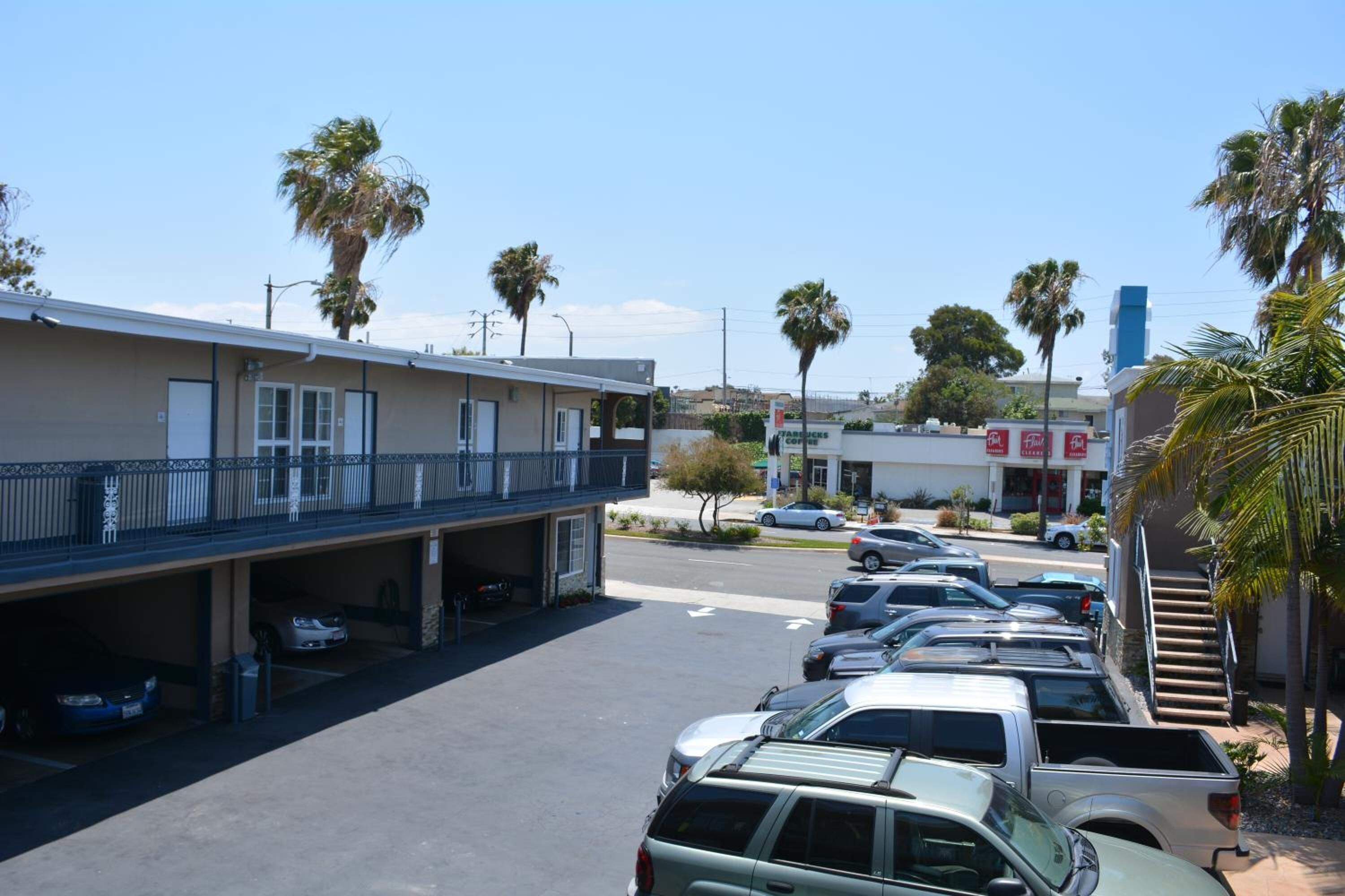 Motel amb aparcament, zona coberta per estacionar i façana ben visible.