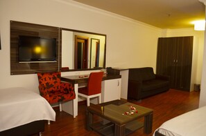 Habitación familiar | Minibar, caja fuerte, decoración individual y escritorio