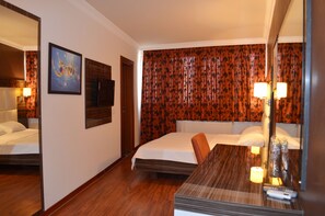 Chambre Triple | Minibar, coffres-forts dans les chambres, décoration personnalisée