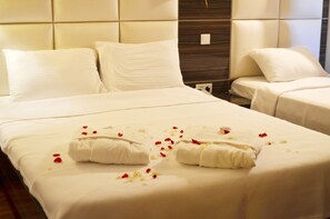 Minibar, coffre-fort, décor unique, bureau