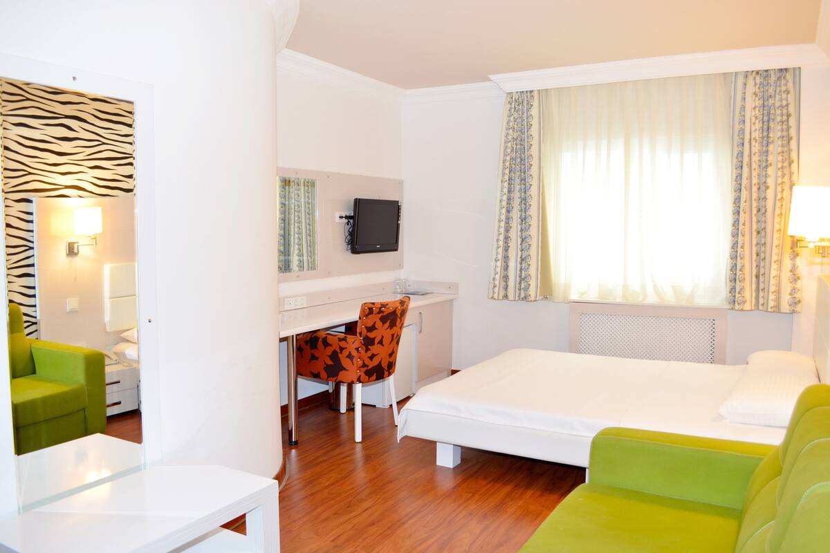 Double Room | Bar mini, peti besi dalam bilik, dihias secara berasingan, meja