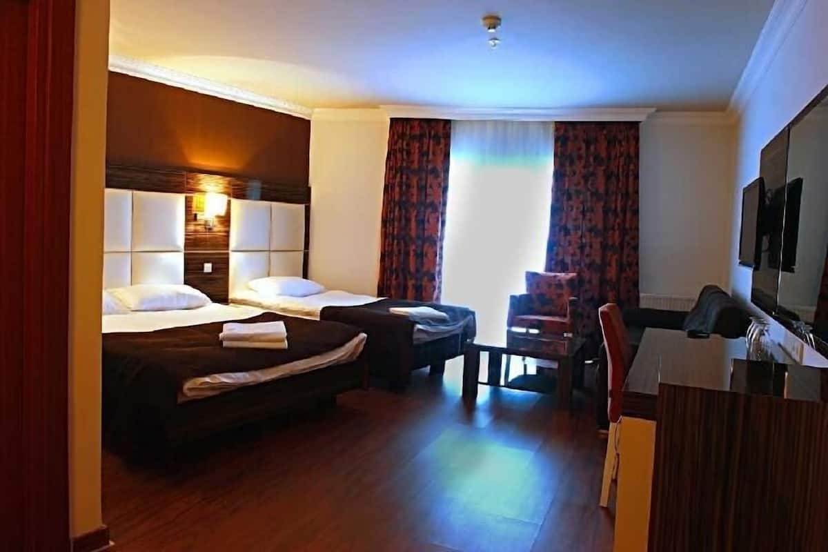 Triple Room | Bar mini, peti besi dalam bilik, dihias secara berasingan, meja