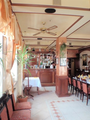 Breakfast, lunch and dinner served  - Hotel Podzamcze (Szczecin)